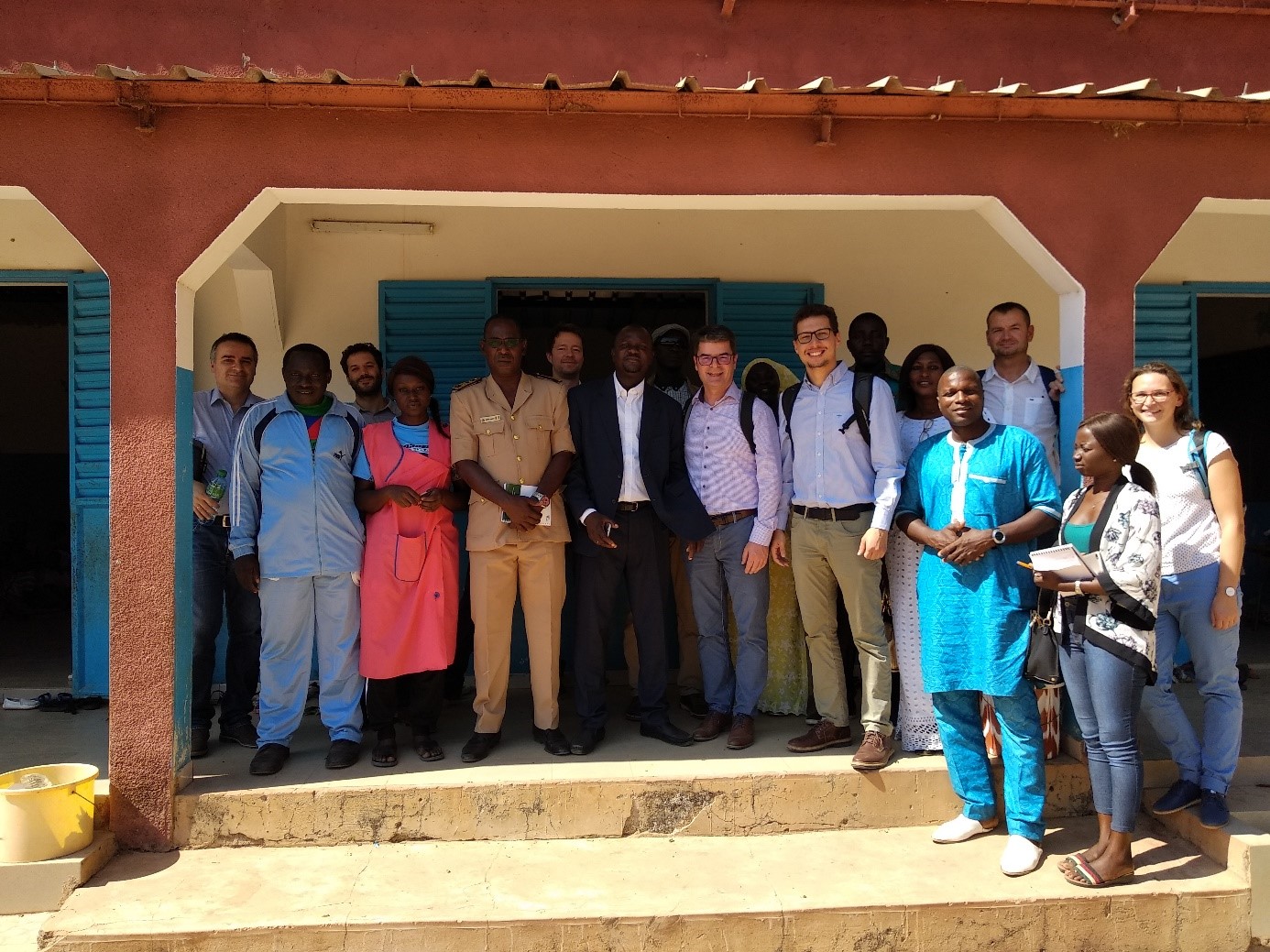 Die deutsche Delegation mit Projektpartnerinnen und –partnern aus der Gemeinde Balinghore im Senegal. 