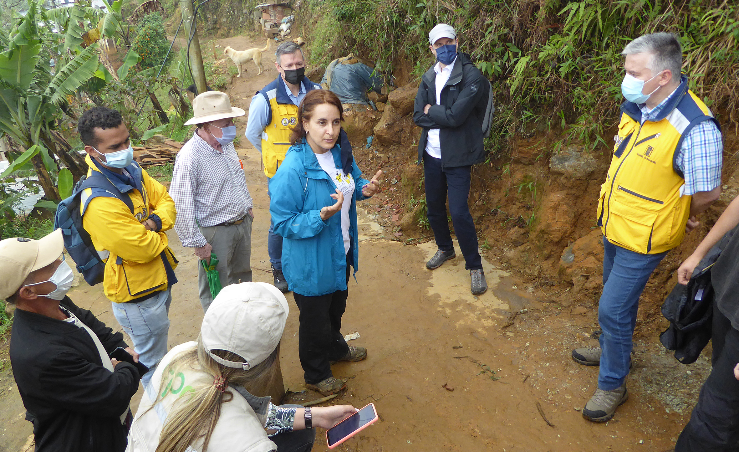 Gemeinsame Ortsbegehung mit Vertretern der Behörden von Medellín. 