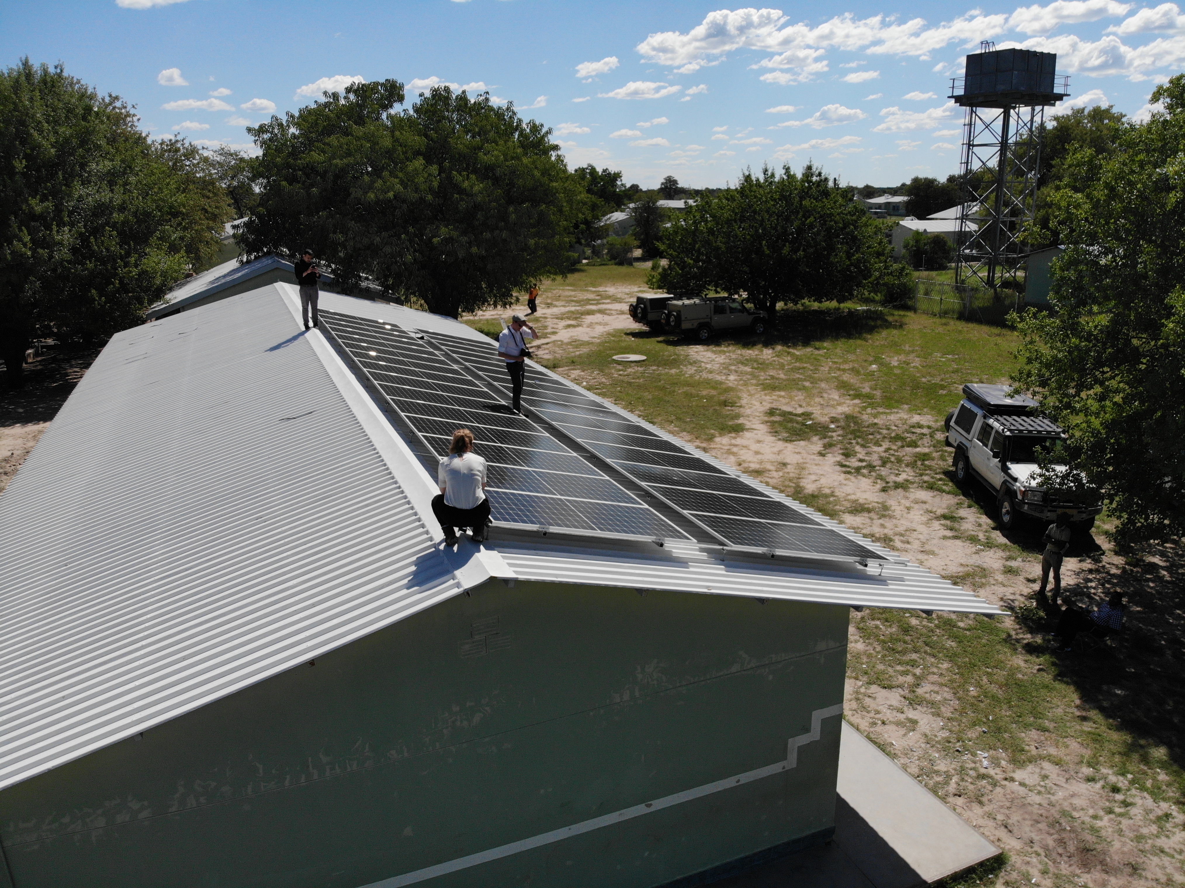 Das Team der THI untersucht die neue installierte PV-Anlage auf dem Dach der Tsumkwe Secondary School