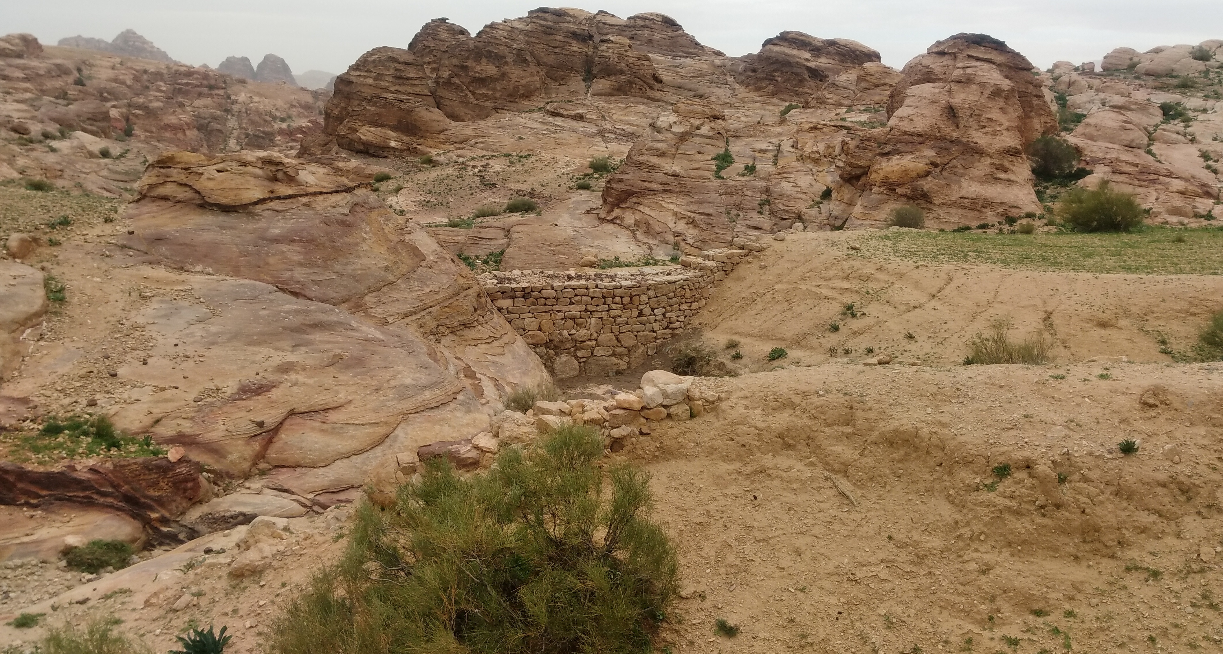 Widerhergestellte historische Dämme im Wadi Musa in Petra, Jordanien