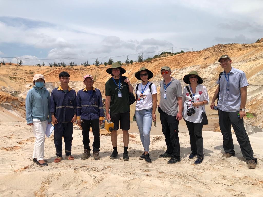 Bild 1: Mitarbeitende eines Unternehmens in Südvietnam, das titanhaltige Sande abbaut, und deutsche Partner des CLIENT-II-Projektes RENO-TITAN |  Bild: Lê Hùng Anh