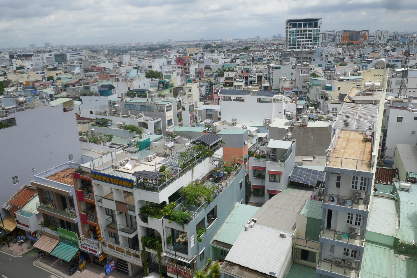 Bild 3: Die Verwertung von Bergbaurückständen ist eine Option, um - wie hier in Ho-Chi-Minh-Stadt - dem Druck auf Primärrohstoffe bei weiter anhaltender Urbanisierung zu begegnen.  |  Bild: Conrad Dorer