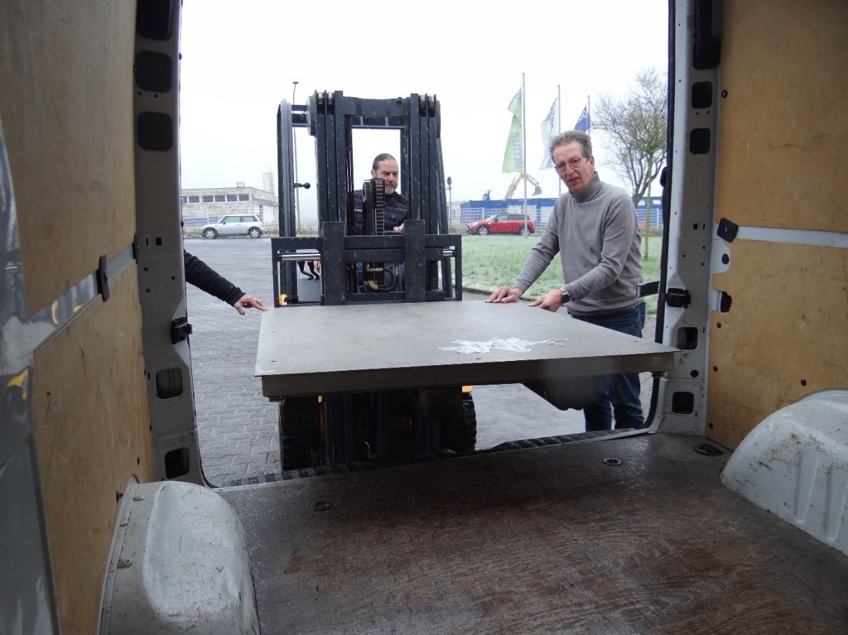 Verladung der Bodenwaage in den Kleintransporter durch Mitarbeitende der Mettler-Toledo GmbH. © Level-Up