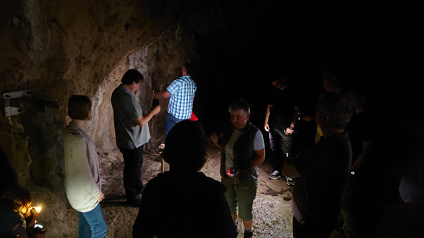 Menschengruppe in Höhle