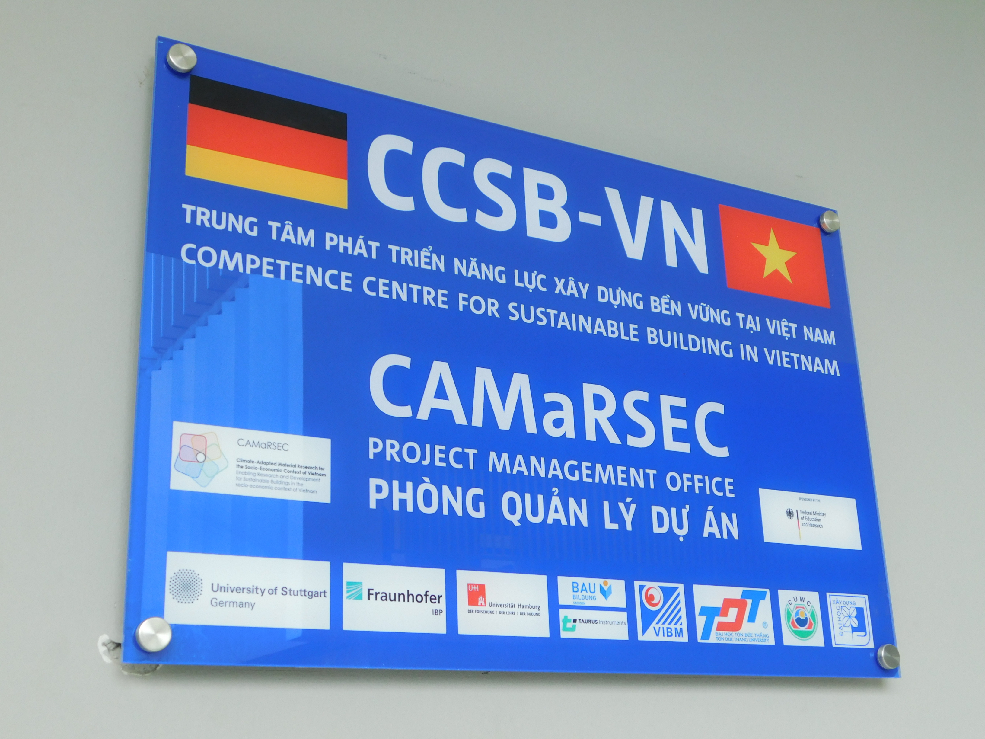Türschild des CAMaRSEC Projektbüros und des Competence Centre for Sustainable Building in Vietnam 