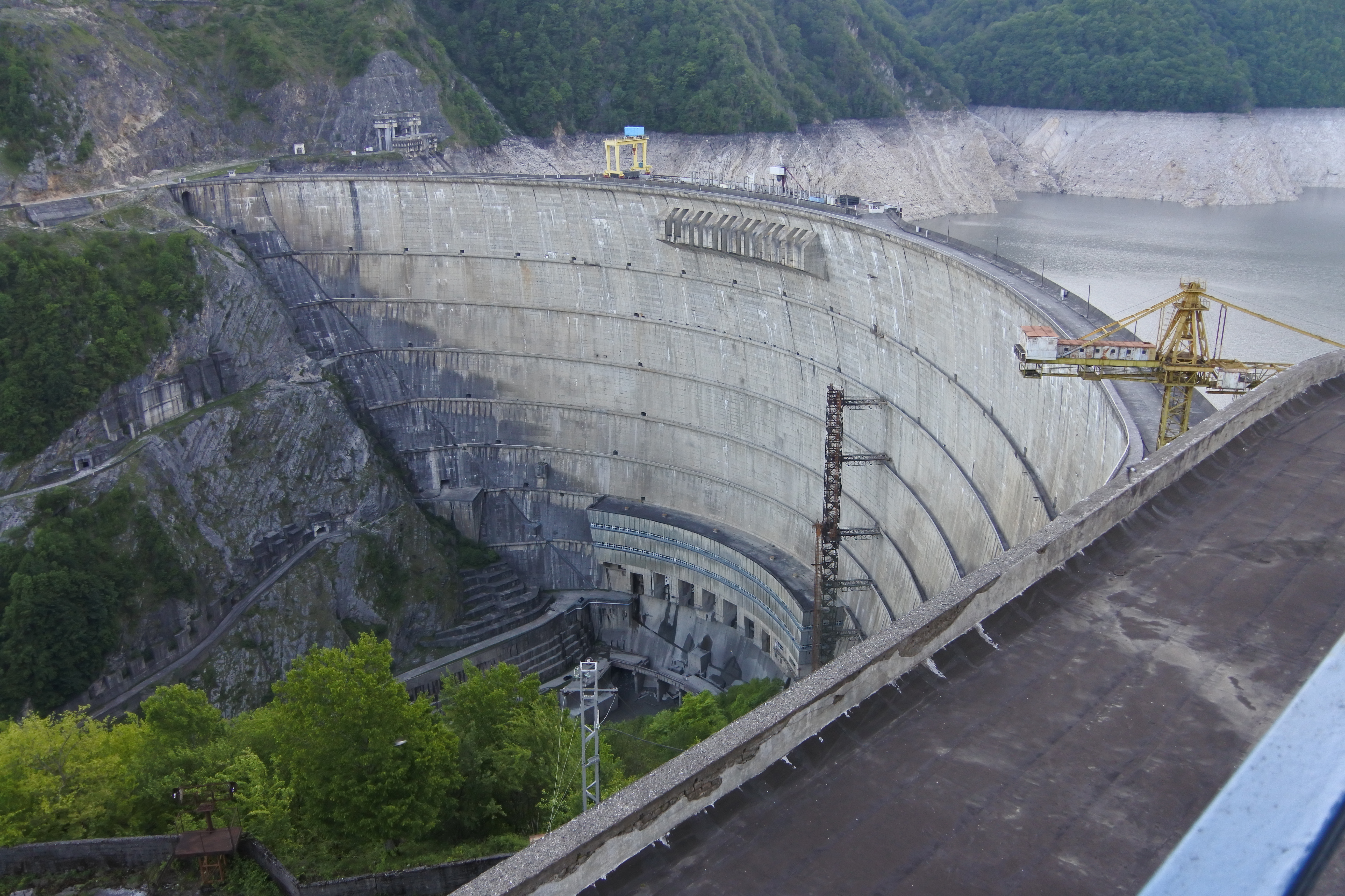 Die 277m hohe Bogenstaumauer des Enguri-Staudamms in Georgien. © DAMAST / Karlsruher Institut für Technologie – Institut für angewandte Geowissenschaften