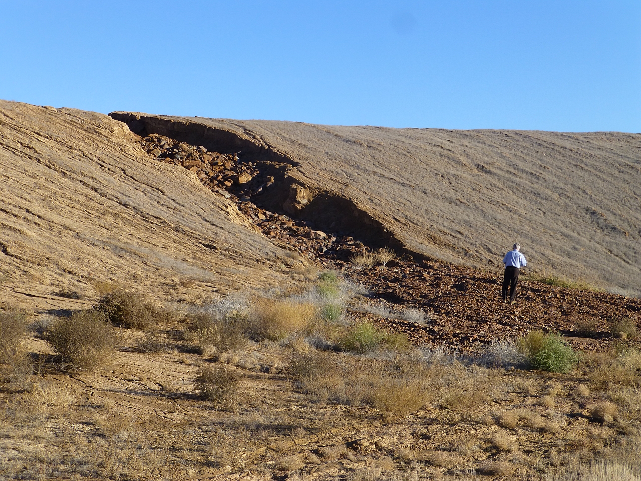 Eine Erosionsrinne auf einer Uranbergbauhalde in Südkasachstan. © Bundesanstalt für Geowissenschaften und Rohstoffe