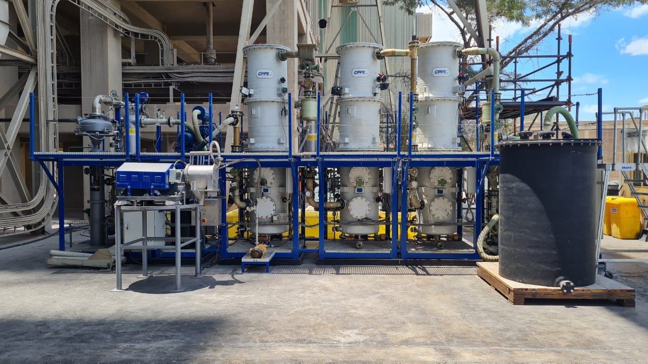 Pilotanlage der luxemburgischen Firma Carbon Process Plant and Engineering zur kombinierten Abgasreinigung, Kohlenstoffabscheidung und -konversion beim PPC Dwaalboom Zementwerk in Südafrika