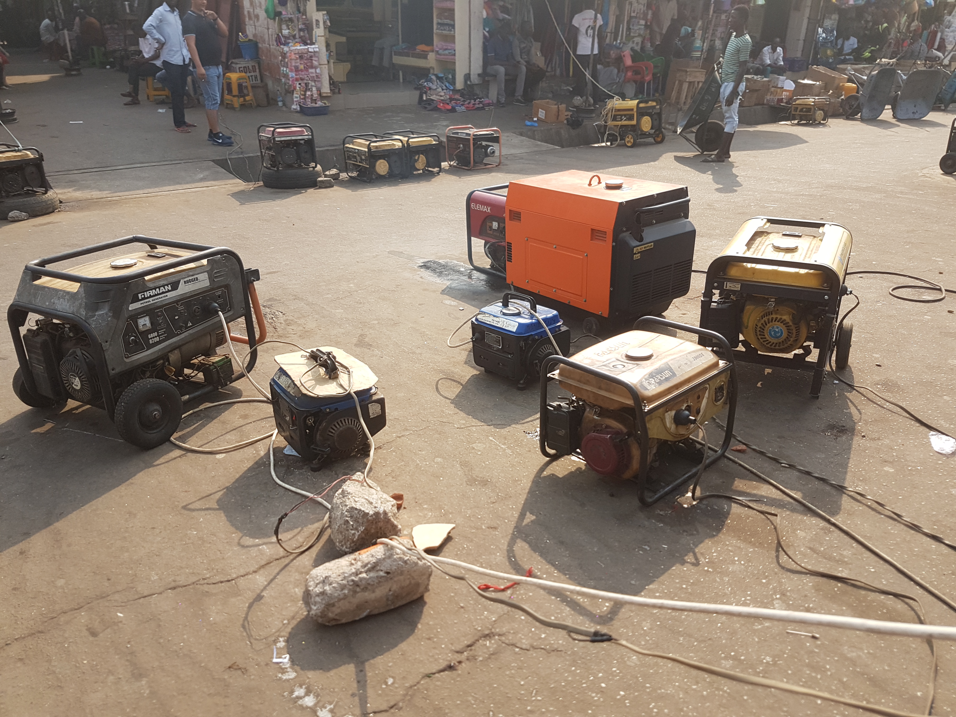 Dieselgeneratoren auf einem Marktplatz in Abuja, Nigeria. 