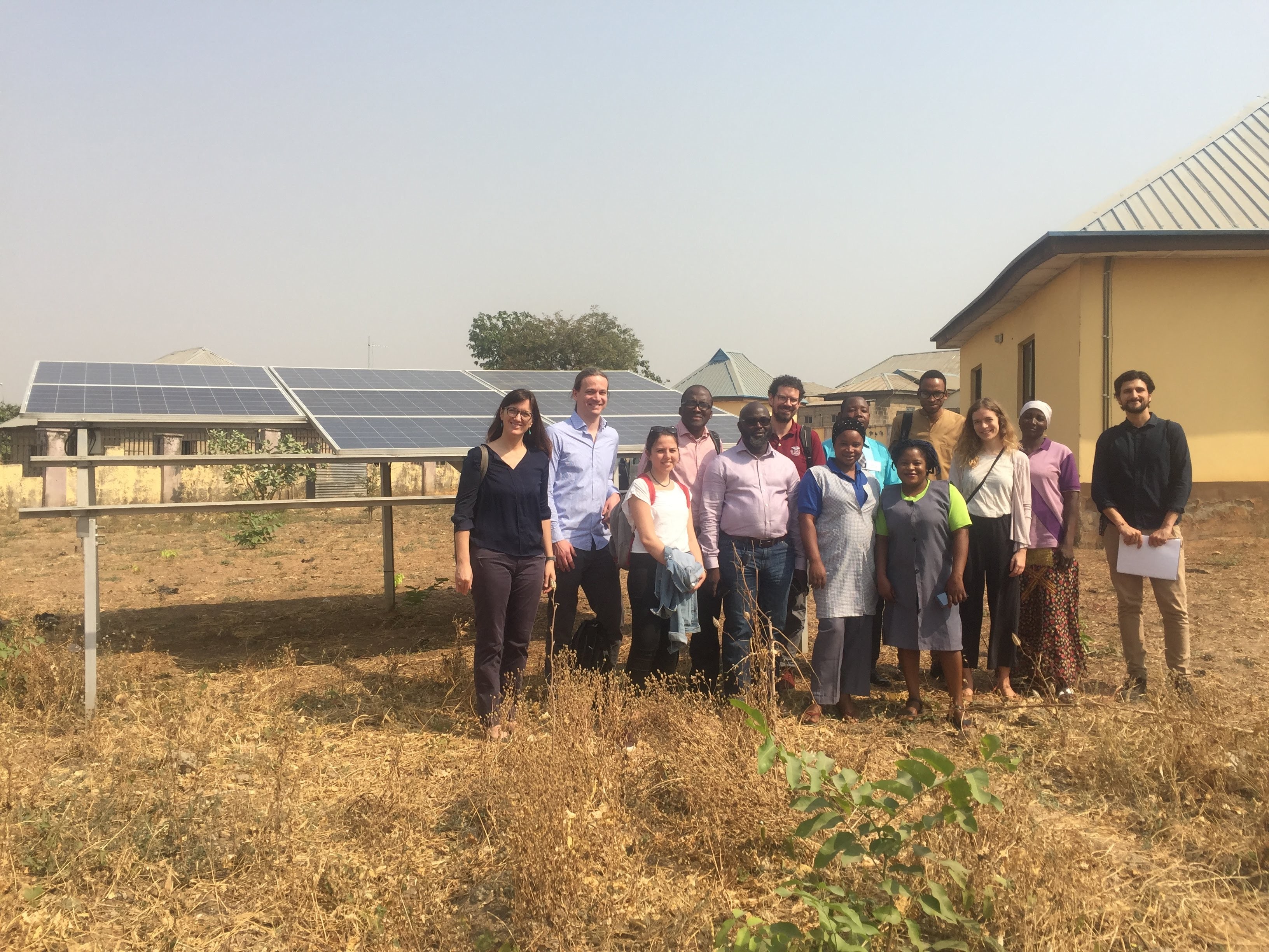 The PeopleSuN project team in front of a solar installation at the Dakwa PHC health center in March 2019. © Reiner Lemoine Institut gGmbH