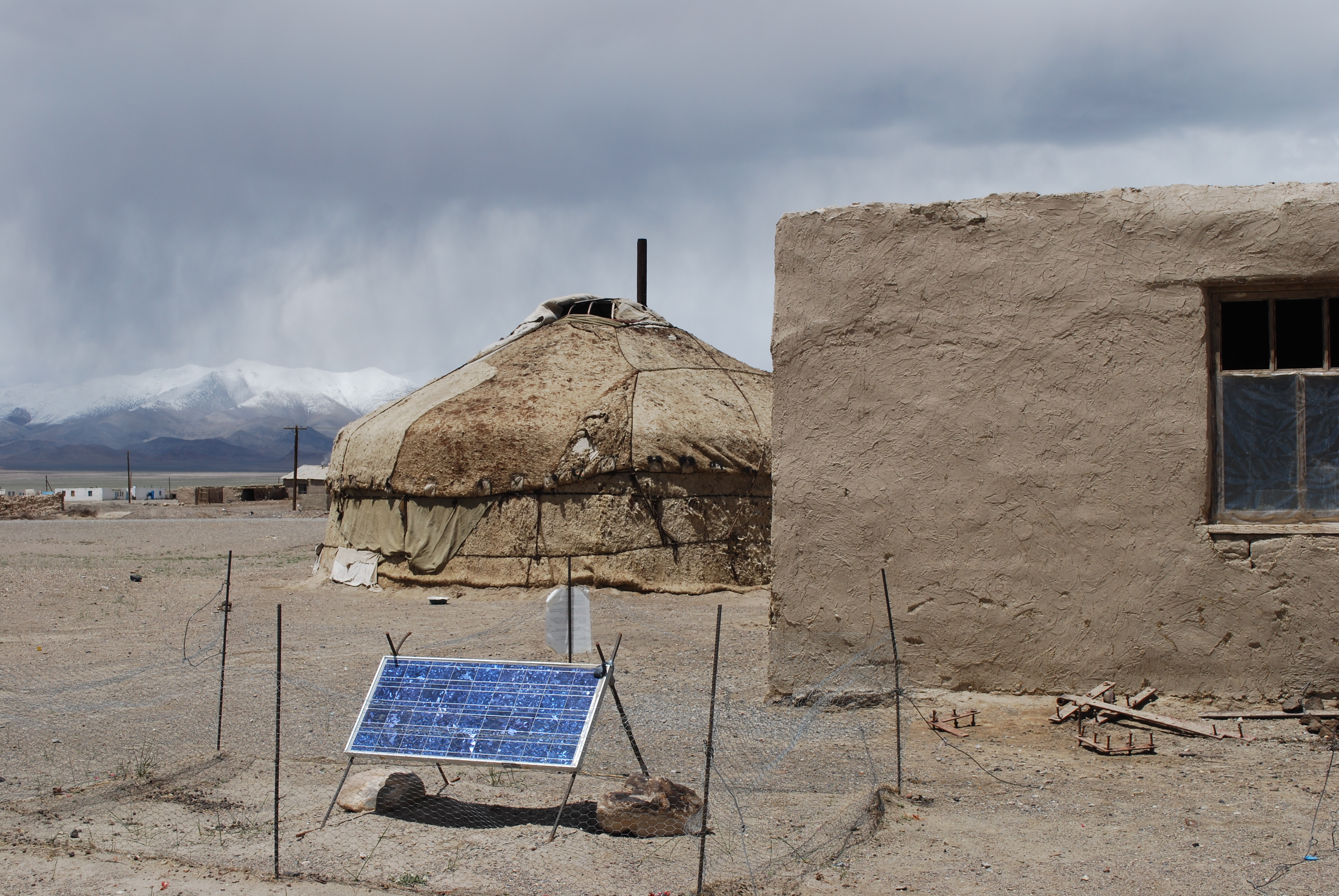 Temporary seismic station in the Pamir Mountains. © German Research Center for Geosciences, Dr. Bernd Schurr