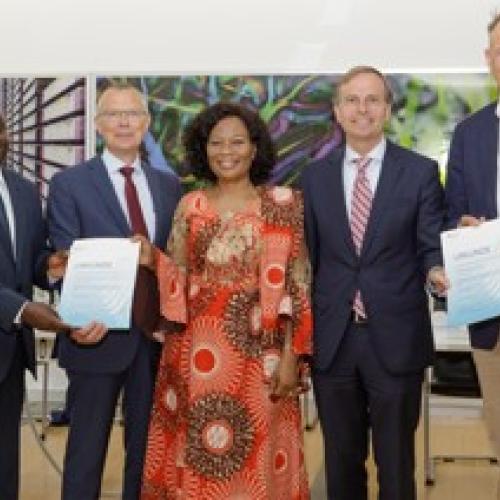 Presentation of funding certificates: (from left to right) Prof. Uwe Rau, Director of the Institute for Photovoltaics; Dr. Solomon Agbo, Unternehmensentwicklung; Prof. Harald Bolt, Member of the Board of Directors; Ambassador Mobolaji Sakirat Ogundero, Deputy Head of Mission at the Nigerian Embassy in Berlin; State Secretary Thomas Rachel (MdB); Peter Schrum, Sunfarming, and Prof. Ulrich Schurr, Director of the Institute for Plant Sciences
