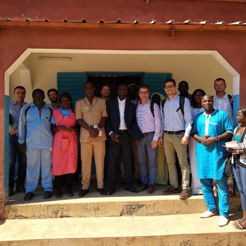 Die deutsche Delegation mit Projektpartnerinnen und –partnern aus der Gemeinde Balinghore im Senegal. 